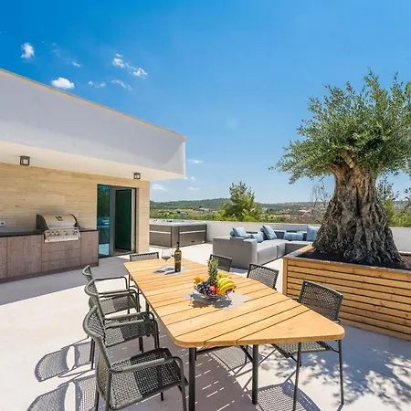 Four Seasons Seaside B With Heated Pool And Jacuzzi, Zadar *