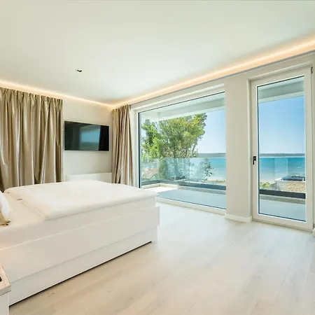 Four Seasons Seaside B With Heated Pool And Jacuzzi, Zadar