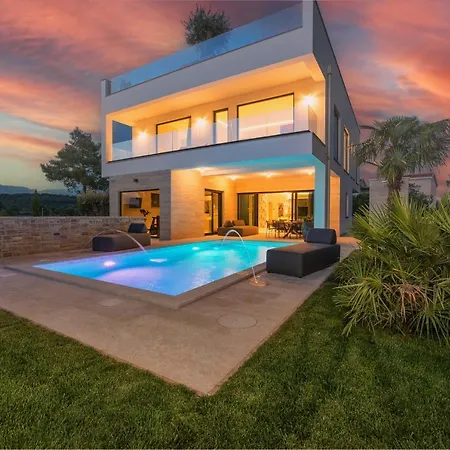 Villa Four Seasons Seaside B With Heated Pool And Jacuzzi, Zadar *
