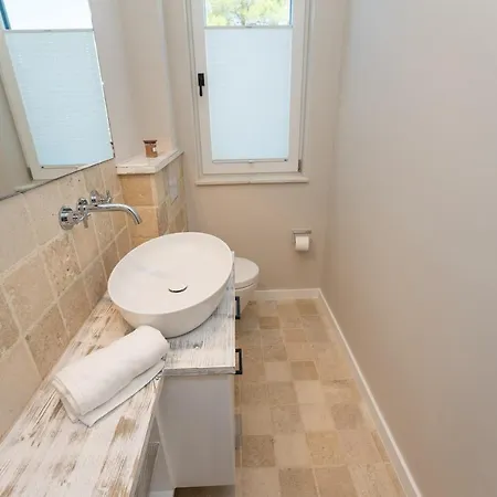 Four Seasons Seaside B With Heated Pool And Jacuzzi, Zadar *