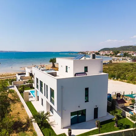 Villa Four Seasons Seaside B With Heated Pool And Jacuzzi, Zadar Villa *