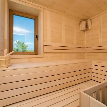 Four Seasons Seaside B With Heated Pool And Jacuzzi, Zadar Villa