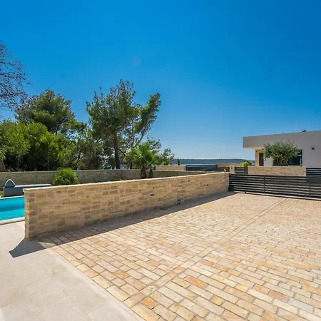 Four Seasons Seaside B With Heated Pool And Jacuzzi, Zadar Villa