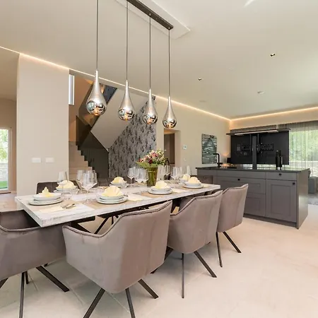 Villa Villa Four Seasons Seaside B With Heated Pool And Jacuzzi, Zadar Razanac