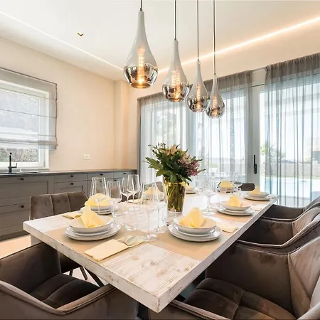 Four Seasons Seaside B With Heated Pool And Jacuzzi, Zadar Villa *