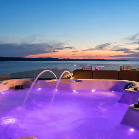Four Seasons Seaside B With Heated Pool And Jacuzzi, Zadar Villa