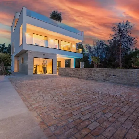 Four Seasons Seaside B With Heated Pool And Jacuzzi, Zadar