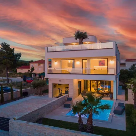 Villa Four Seasons Seaside B With Heated Pool And Jacuzzi, Zadar Villa *