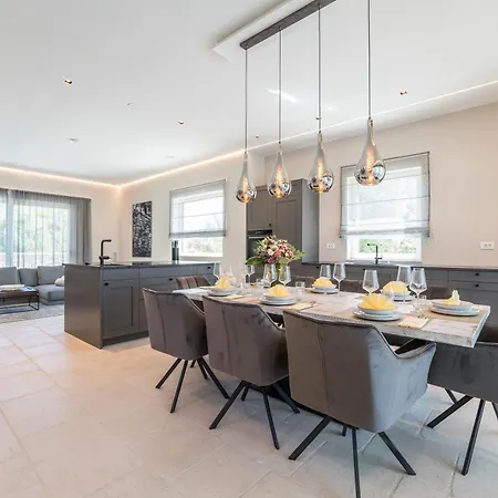 Villa Four Seasons Seaside B With Heated Pool And Jacuzzi, Zadar Villa Razanac