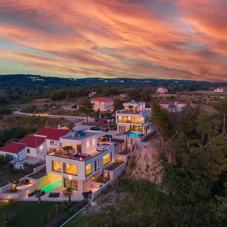 Four Seasons Seaside B With Heated Pool And Jacuzzi, Zadar 빌라 *