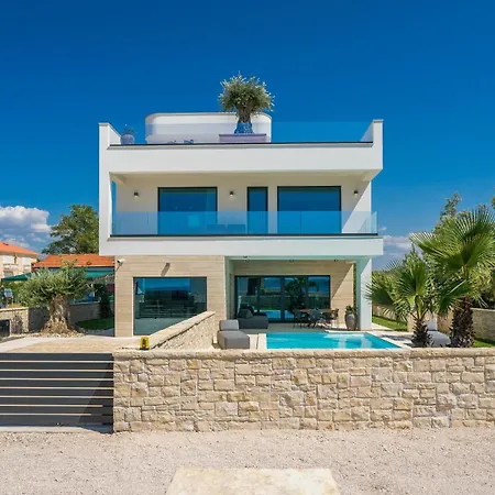 Villa Four Seasons Seaside B With Heated Pool And Jacuzzi, Zadar