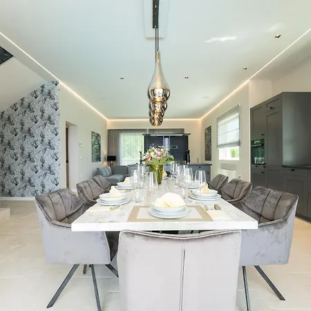 Villa Four Seasons Seaside B With Heated Pool And Jacuzzi, Zadar