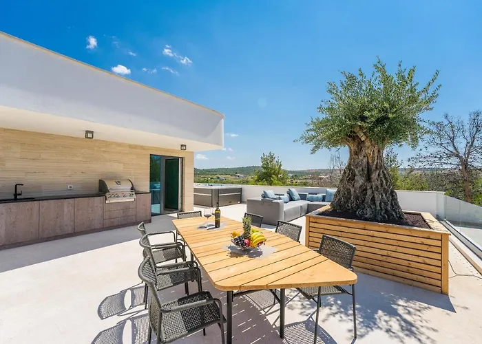 Four Seasons Seaside B With Heated Pool And Jacuzzi, Zadar *