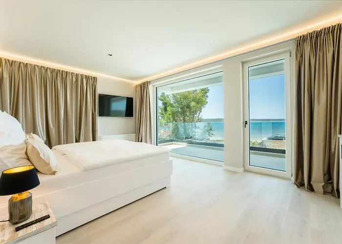 Four Seasons Seaside B With Heated Pool And Jacuzzi, Zadar