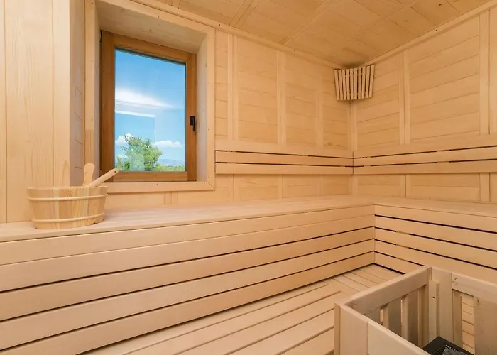 Four Seasons Seaside B With Heated Pool And Jacuzzi, Zadar Вилла