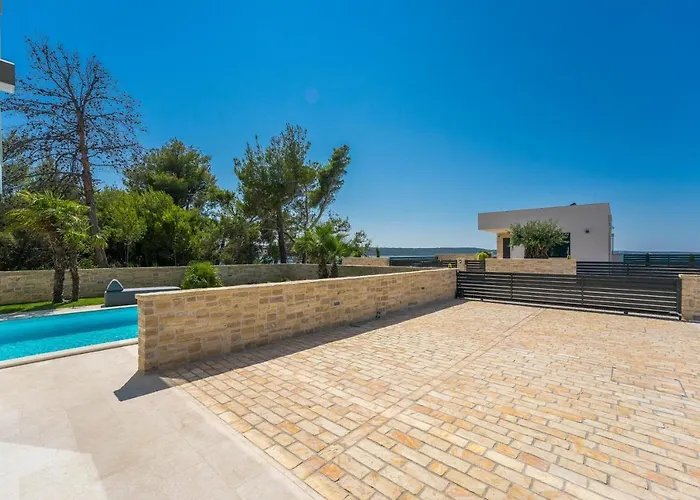 Four Seasons Seaside B With Heated Pool And Jacuzzi, Zadar 빌라