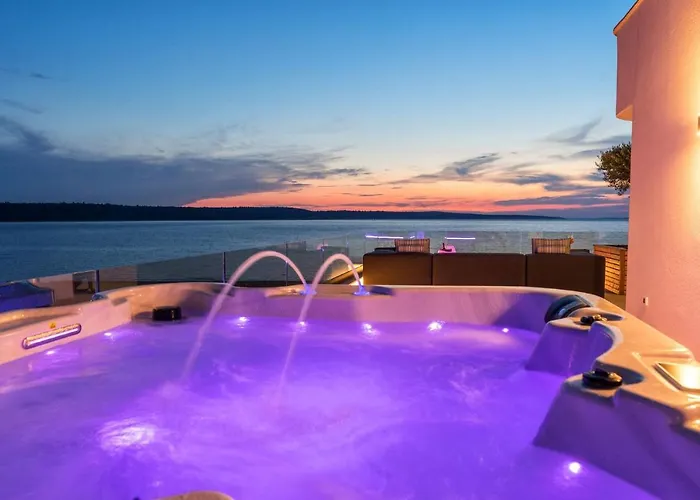Four Seasons Seaside B With Heated Pool And Jacuzzi, Zadar 빌라