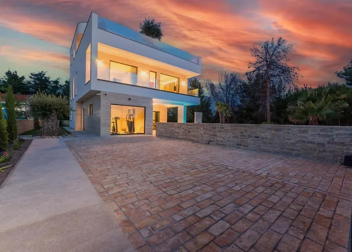 Four Seasons Seaside B With Heated Pool And Jacuzzi, Zadar