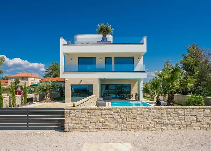 Four Seasons Seaside B With Heated Pool And Jacuzzi, Zadar