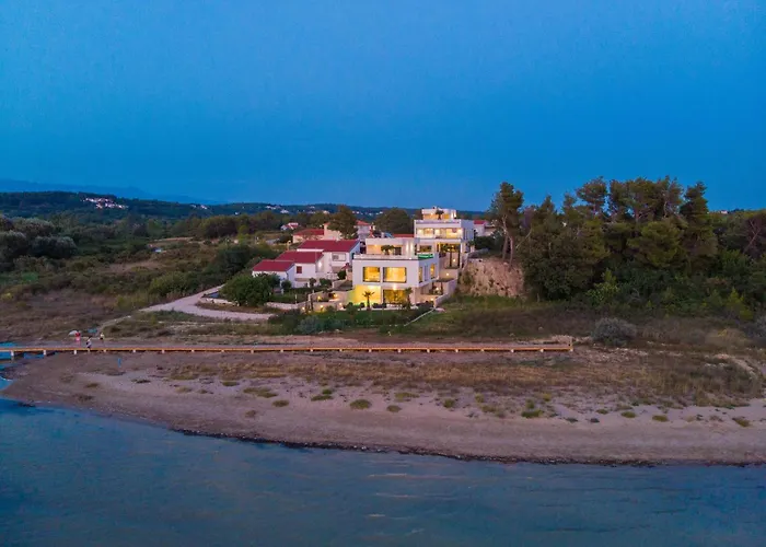 Four Seasons Seaside B With Heated Pool And Jacuzzi, Zadar