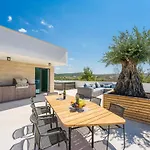 Four Seasons Seaside B With Heated Pool And Jacuzzi, Zadar *