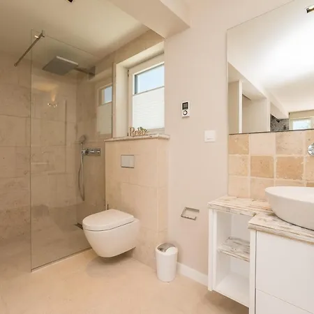 Four Seasons Seaside B With Heated Pool And Jacuzzi, Zadar *