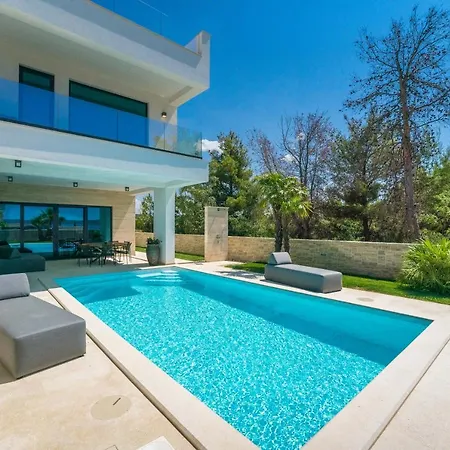 Villa Four Seasons Seaside B With Heated Pool And Jacuzzi, Zadar