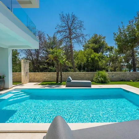 Four Seasons Seaside B With Heated Pool And Jacuzzi, Zadar Villa Ražanac
